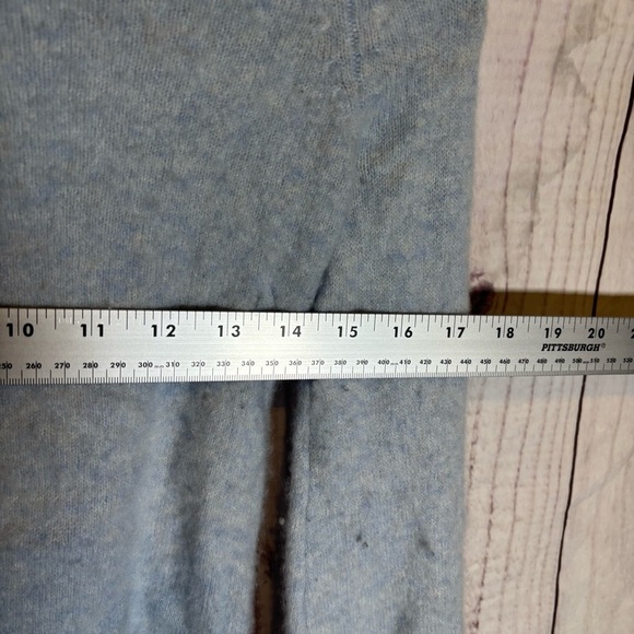 The limited Women's Light Baby Blue Long Sleeve 100% Cashmere Sweater Small - Picture 6 of 6